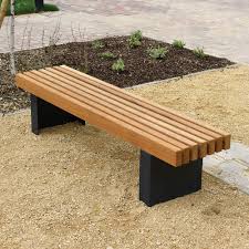 مقاعد خشبية