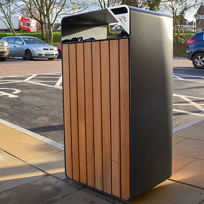 صناديق قمامة خشبية